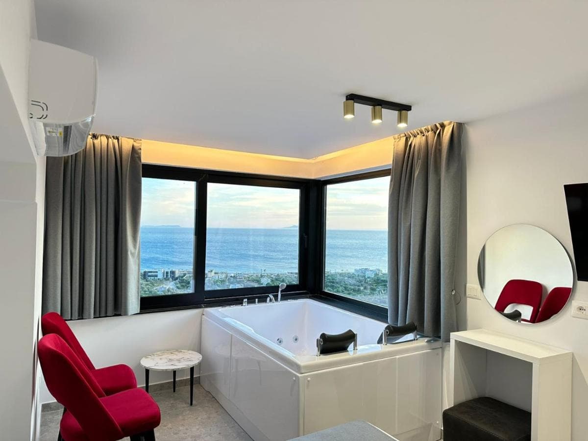 Corner jacuzzi with panoramic windows over Himarë